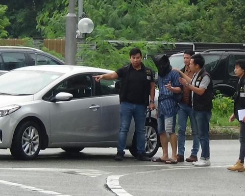 警方昨日將男疑犯押至林錦公路重組案情。資料圖片