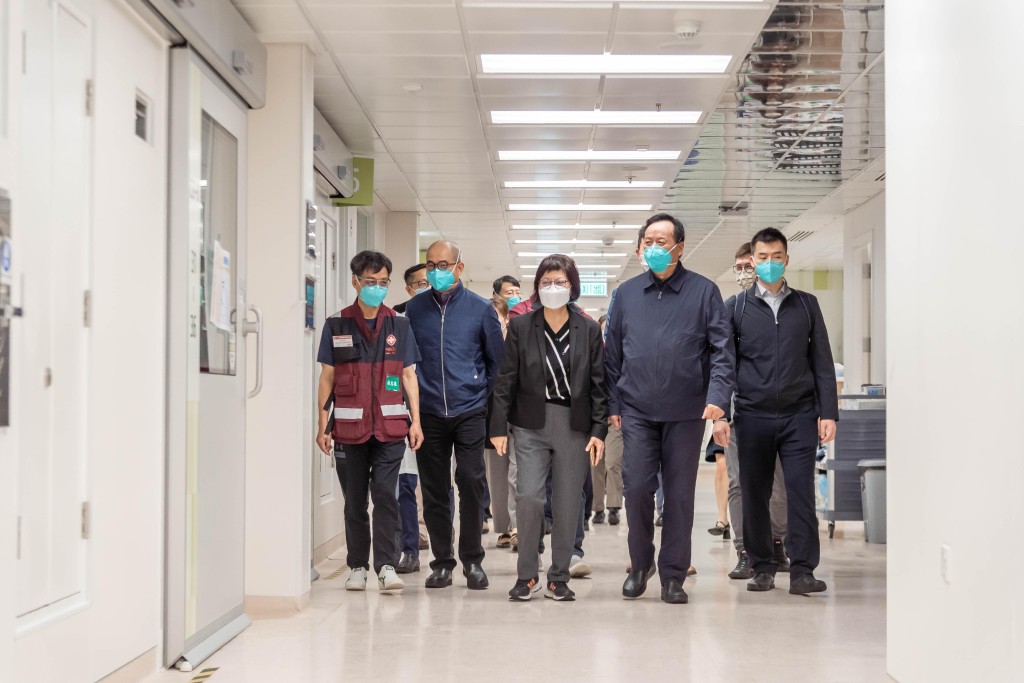 中央政府援港抗疫中醫專家組今日到北大嶼山醫院香港感染控制中心了解治療新冠病人的安排。
