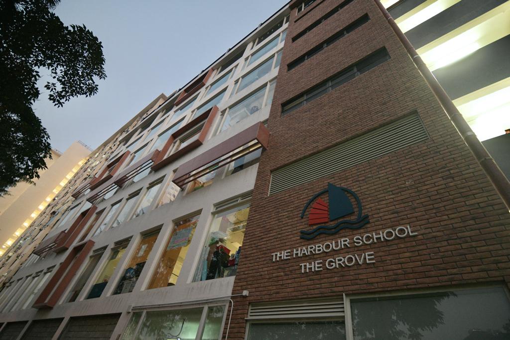 鴨脷洲的港灣學校出現小型爆發,2名任教資訊科技的教師確診,另外1名美術教師亦初步確診。