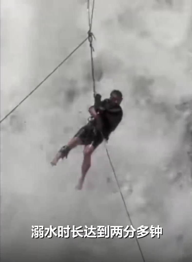 河南男玩瀑降遭急流打飞困半空，溺水逾2分钟不停打转全身伤。