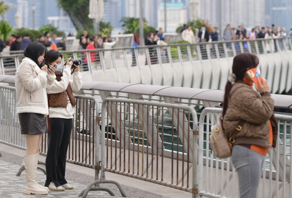 天文台料天氣顯著轉冷。 天文台料天氣顯著轉冷。