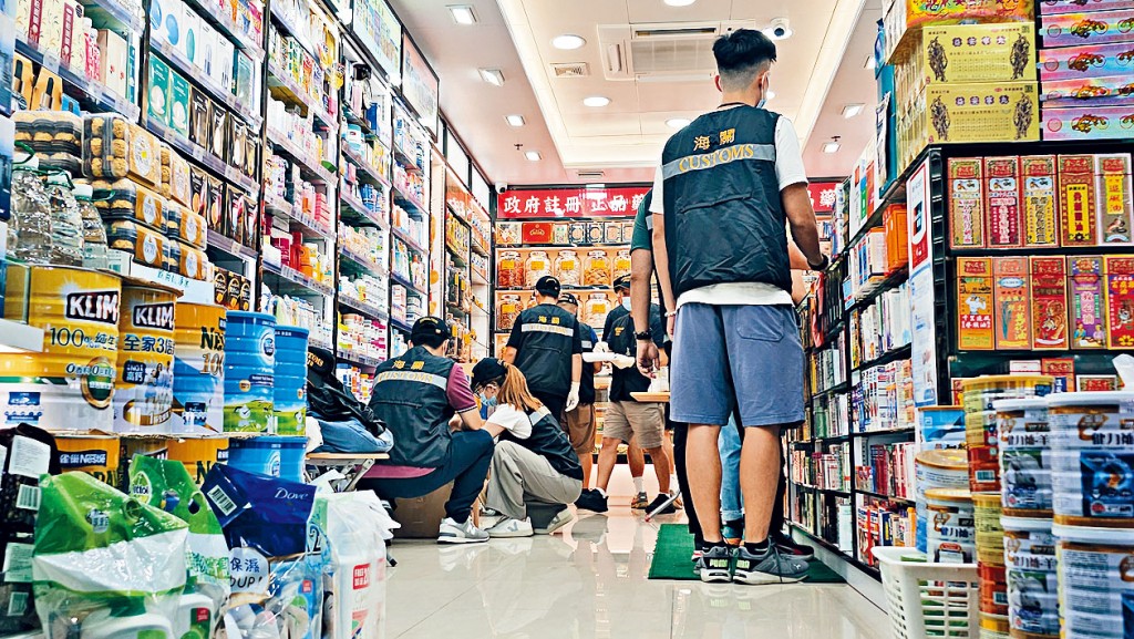 海关在涉案药房调查，并检走多盒怀疑影射产品。