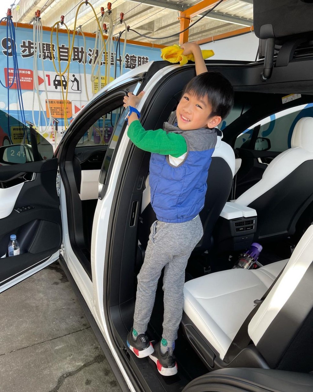 林志穎表示Model X車上有很多娛樂，深受兒子們喜愛。