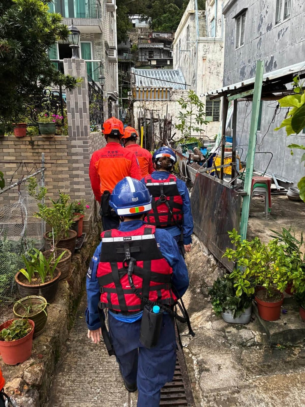 民安隊派員到大澳巡邏,協助居民防風防汛。FB:民安隊 民安隊派員到大澳巡邏,協助居民防風防汛。FB:民安隊
