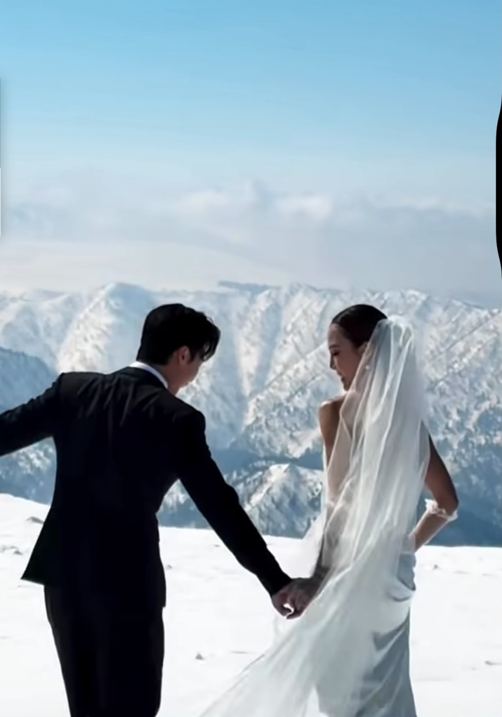 準新娘Alina在雪地只披上露肩婚紗,睇到都覺凍。 準新娘Alina在雪地只披上露肩婚紗,睇到都覺凍。