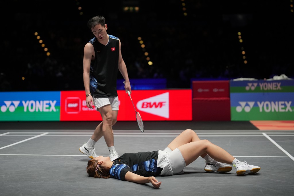 全英賽混雙4強,鄧謝配先贏第一局,被對手連追兩局落敗。美聯社 全英賽混雙4強,鄧謝配先贏第一局,被對手連追兩局落敗。美聯社