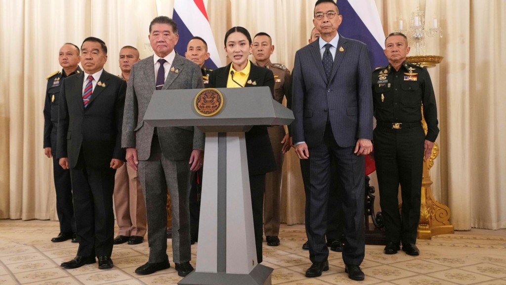 佩通坦在政府大楼见记者 。 美联社 佩通坦在政府大楼见记者 。 美联社