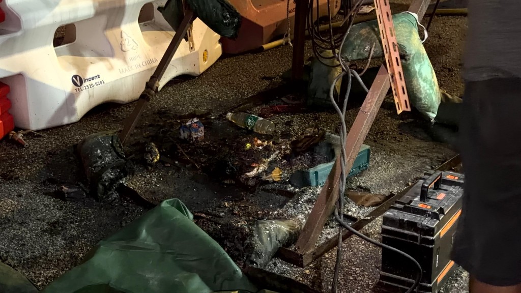 太陽能板的電池起火冒煙,其間更一度傳出爆炸聲。曾志恒攝 太陽能板的電池起火冒煙,其間更一度傳出爆炸聲。曾志恒攝
