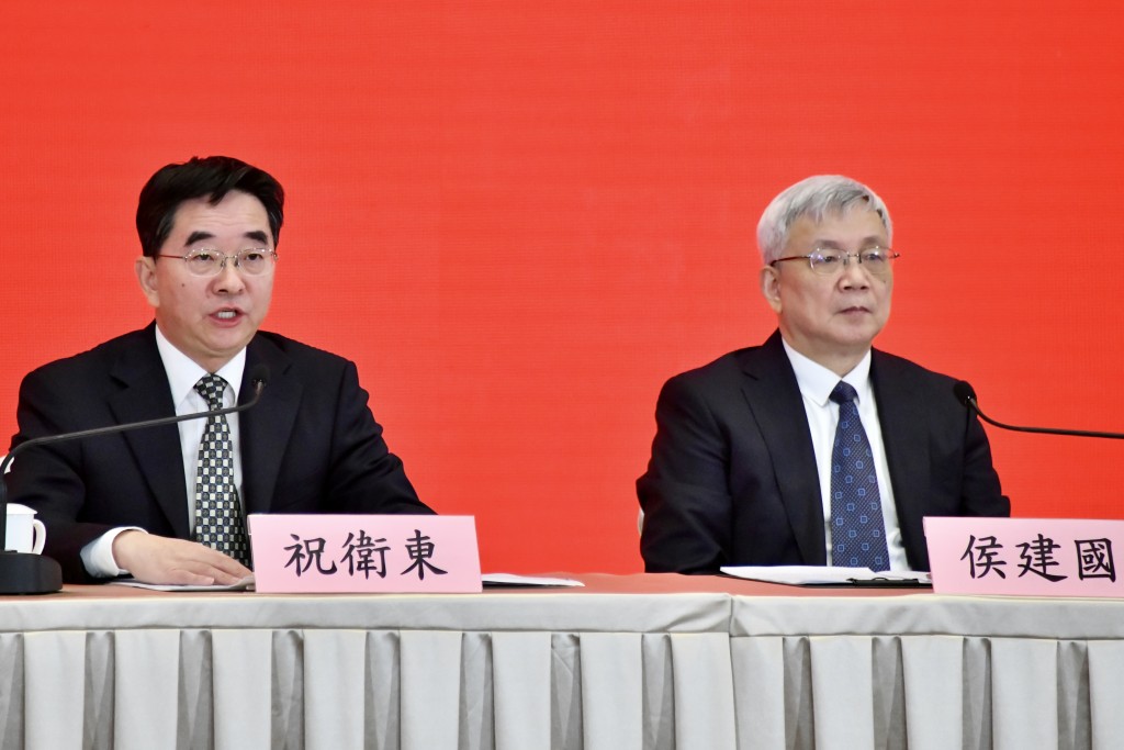 中央宣講團成員、中央財經委員會辦公室副主任、中央農村工作領導小組辦公室副主任祝衛東(左)及中國科學院院長、黨組書記侯建國(右)。 中央宣講團成員、中央財經委員會辦公室副主任、中央農村工作領導小組辦公室副主任祝衛東(左)及中國科學院院長、黨組書記侯建國(右)。