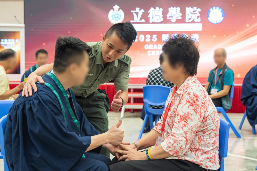 畢業學員感謝家人及懲教人員的支持和鼓勵。
