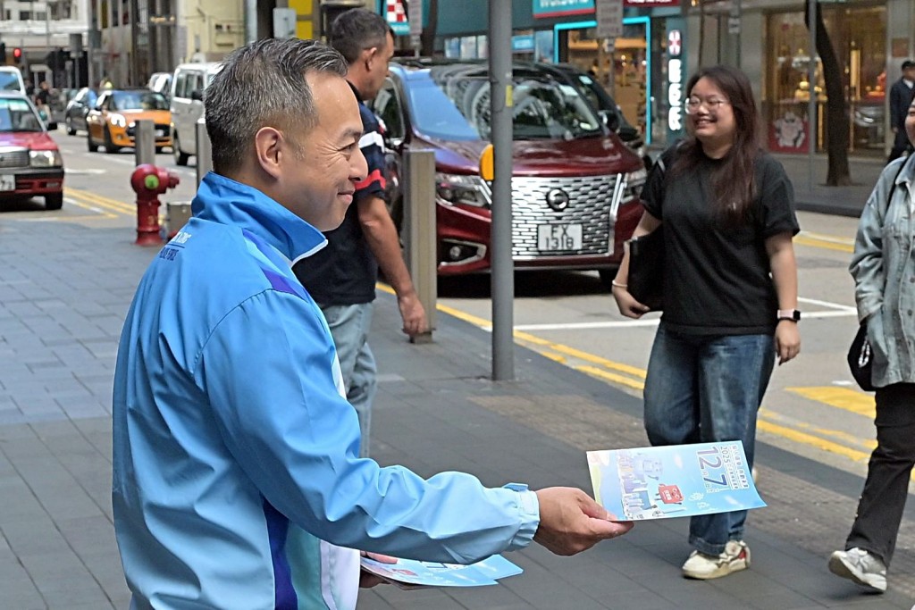 周一鳴在銅鑼灣百德新街向市民呼籲投票。警方提供 周一鳴在銅鑼灣百德新街向市民呼籲投票。警方提供