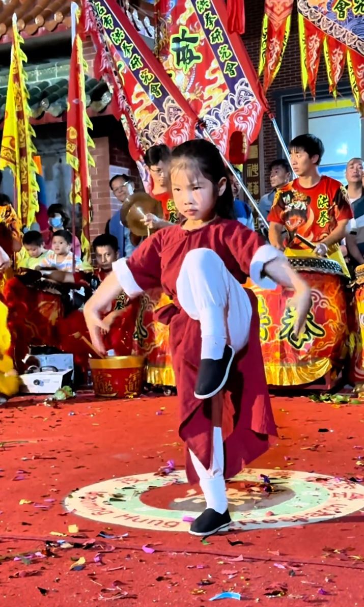 5岁的黄子君3岁时已开始刻苦练武，努力传承茂名洪拳。抖音