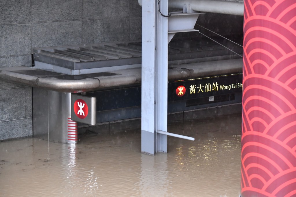 上周黑雨下水淹黃大仙地鐵站。資料圖片