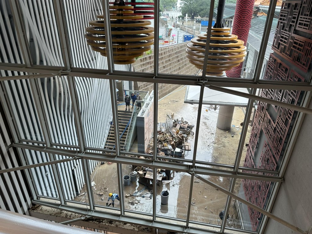 暴雨造成洪水大量湧入黃大仙中心北館，事後滿目瘡痍。(黃大仙區友FB)