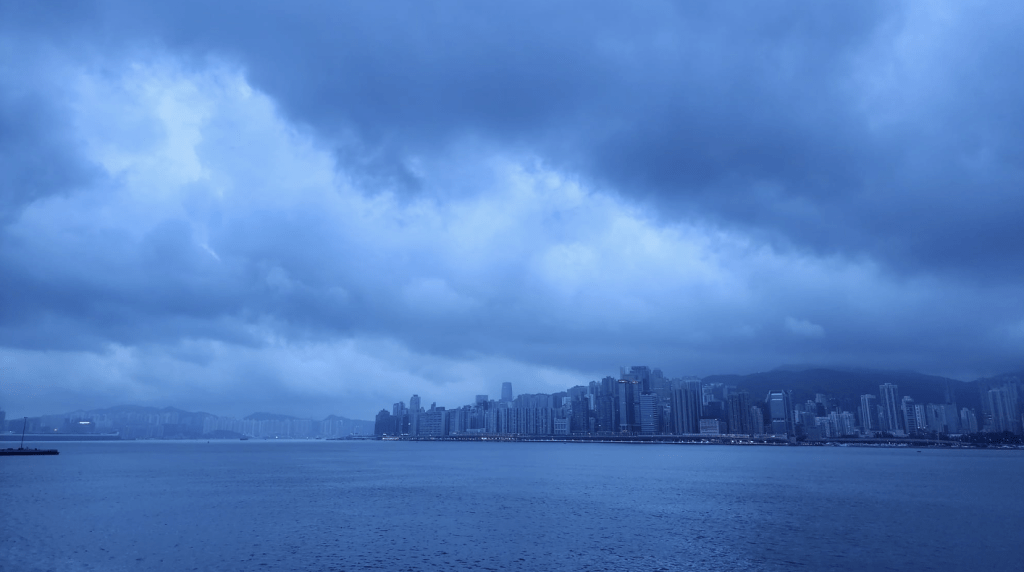 本港地區今日多雲，有驟雨及幾陣狂風雷暴，初時雨勢有時頗大。黎志偉攝