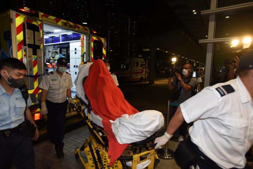 多名伤者由救护车送院治理。