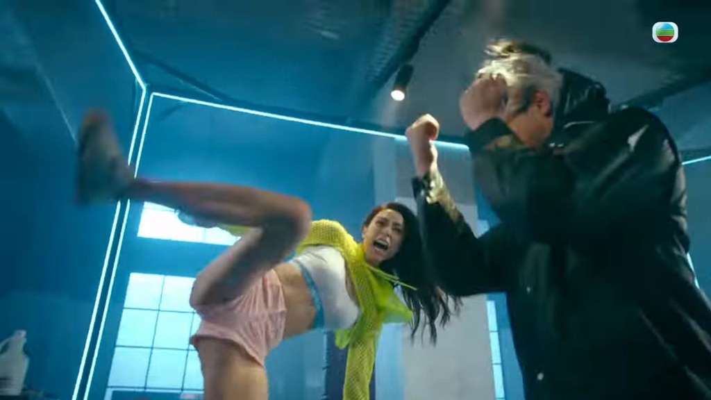 在《奪命提示》的預告片中，劉穎鏇再次穿上性感戲服。