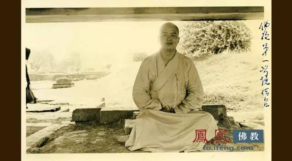 1963年7月15日，星雲大師在印度的佛陀初轉法輪說法台。