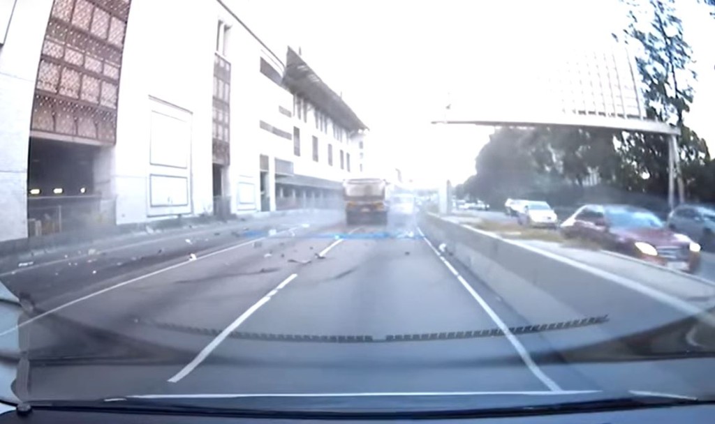 現場滿地殘骸，一片狼藉。