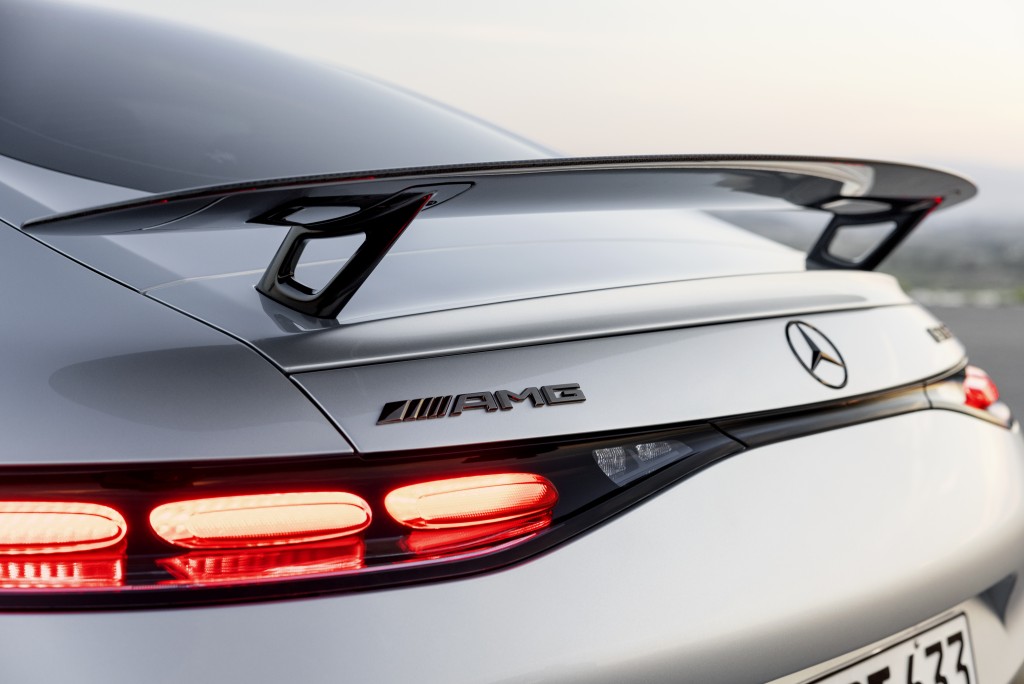 平治新款Mercedes-AMG GT 63 4Matic+ Coupe可选配固定式尾翼。