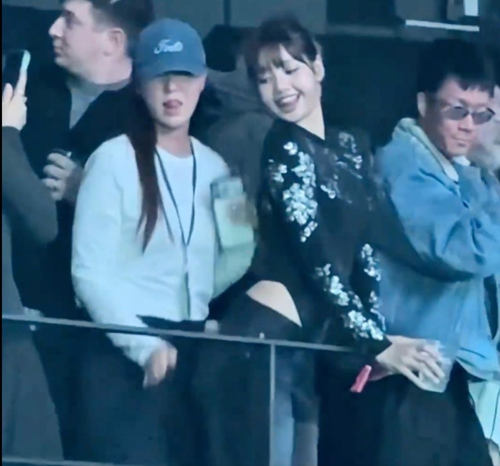 Lisa欣賞Bad Bunny演出時,大跳性感舞蹈。 Lisa欣賞Bad Bunny演出時,大跳性感舞蹈。