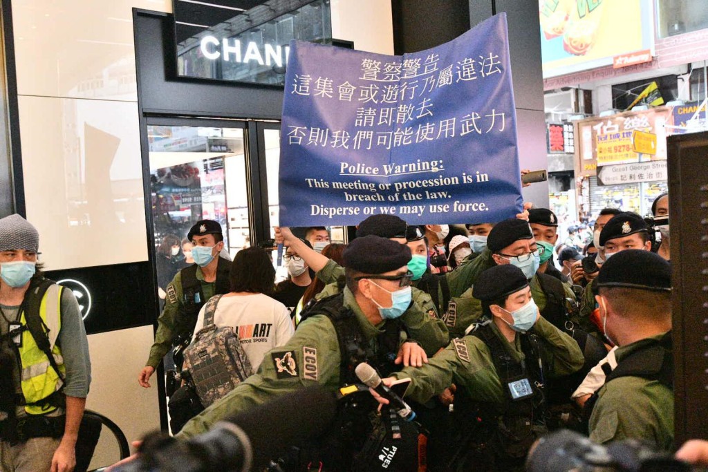 銅鑼灣商場有市民叫口號。