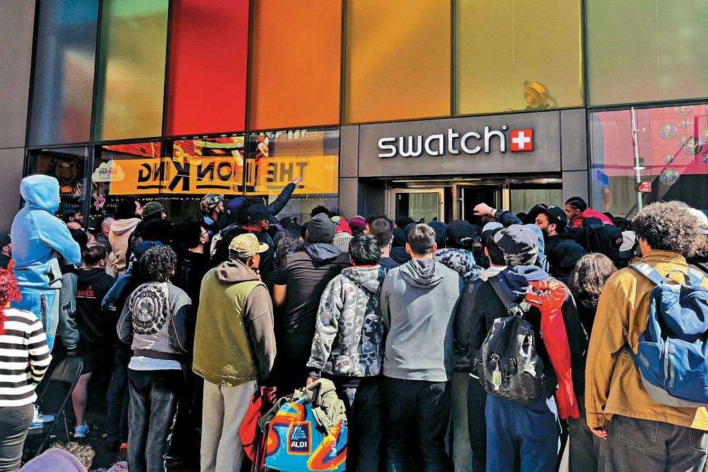 上周六紐約時代廣場Swatch店外排隊盛況。