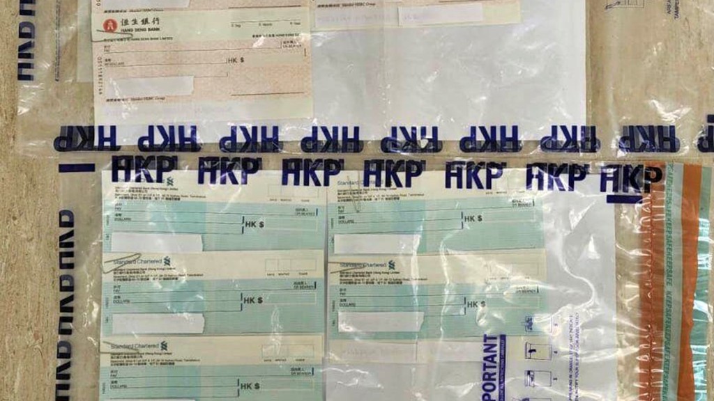 警方檢獲的空頭支票。