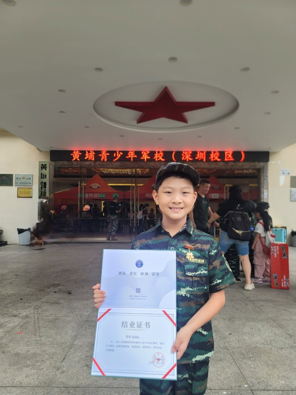 胡諾言幼子胡澔錕手持黃埔青少年軍校畢業證書。