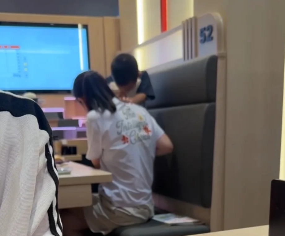 在北京寿司郎，有男童卡座小便家长用胶杯接。