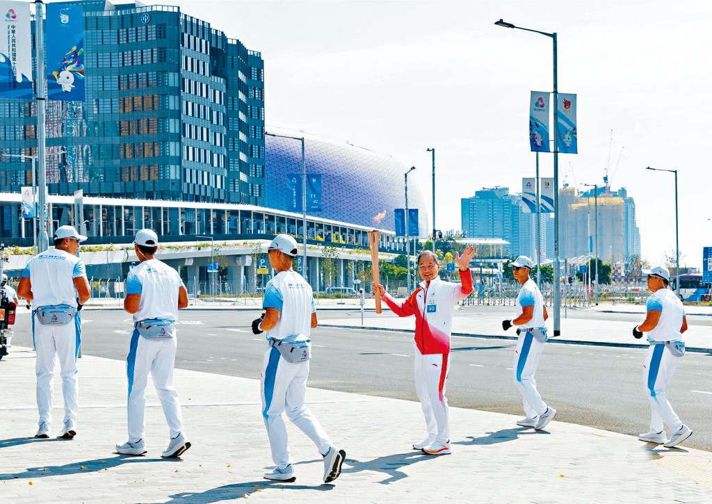 中电控股首席执行官蒋东强先生担任全运会火炬手，在中电启德新总部前方进行火炬传递。