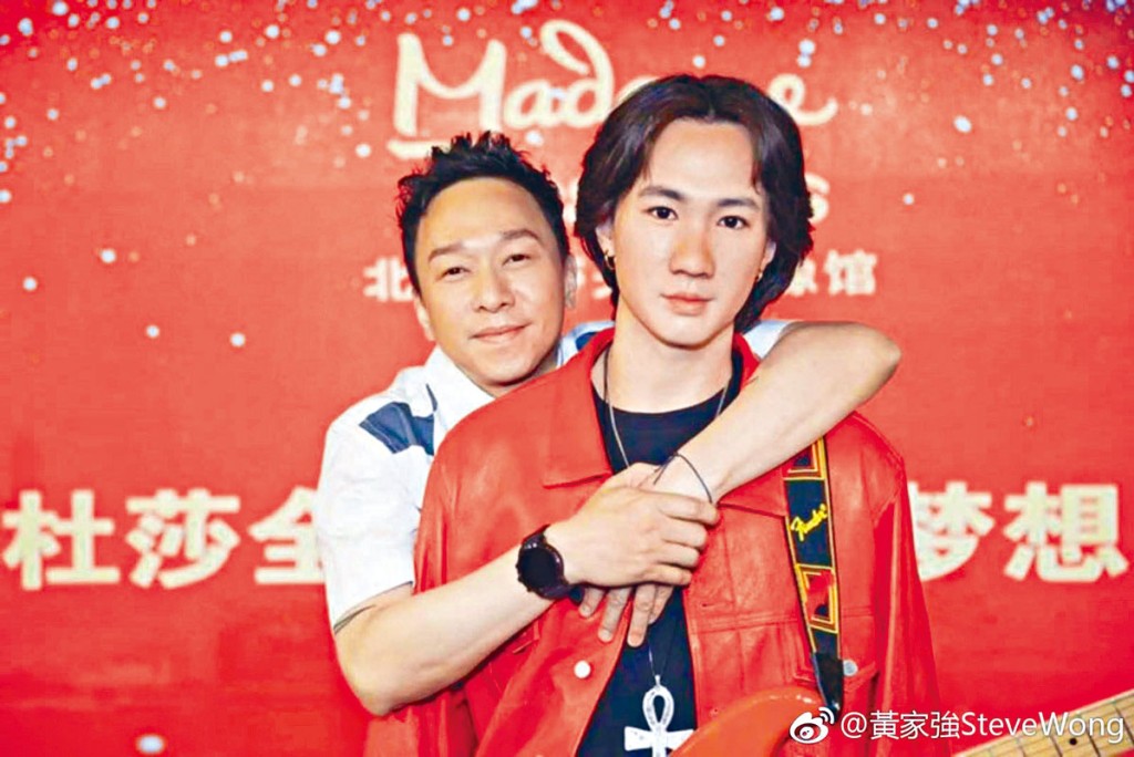 家強無奈兩兄弟未能一起走過大時代的變幻。圖為他與家駒的蠟像合照。