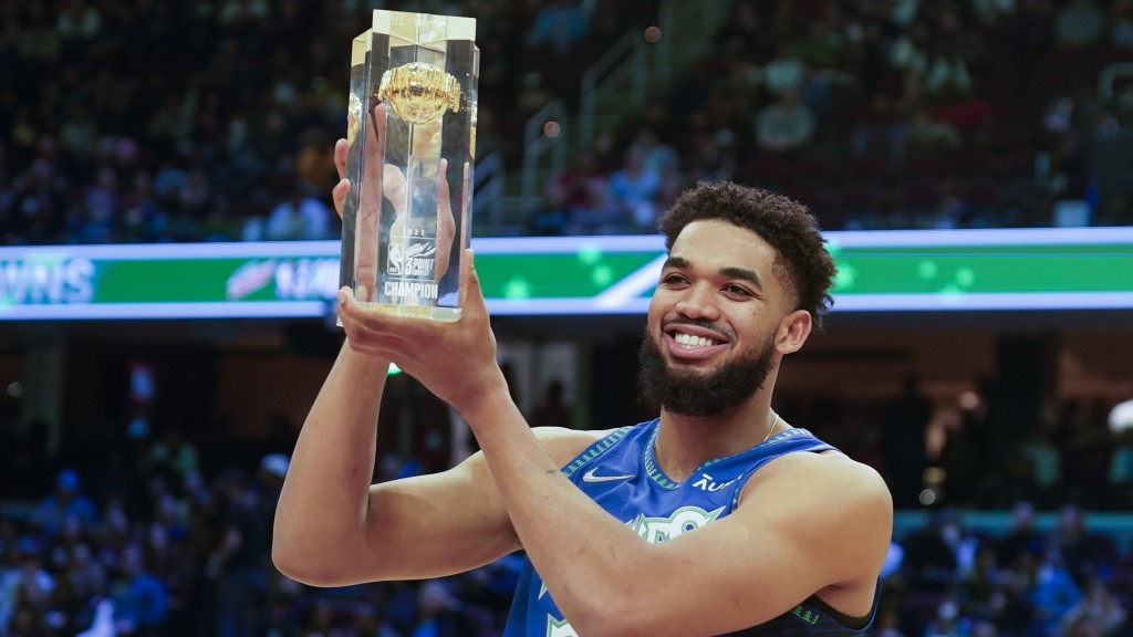 唐斯高举三分球大赛冠军宝座。 AP