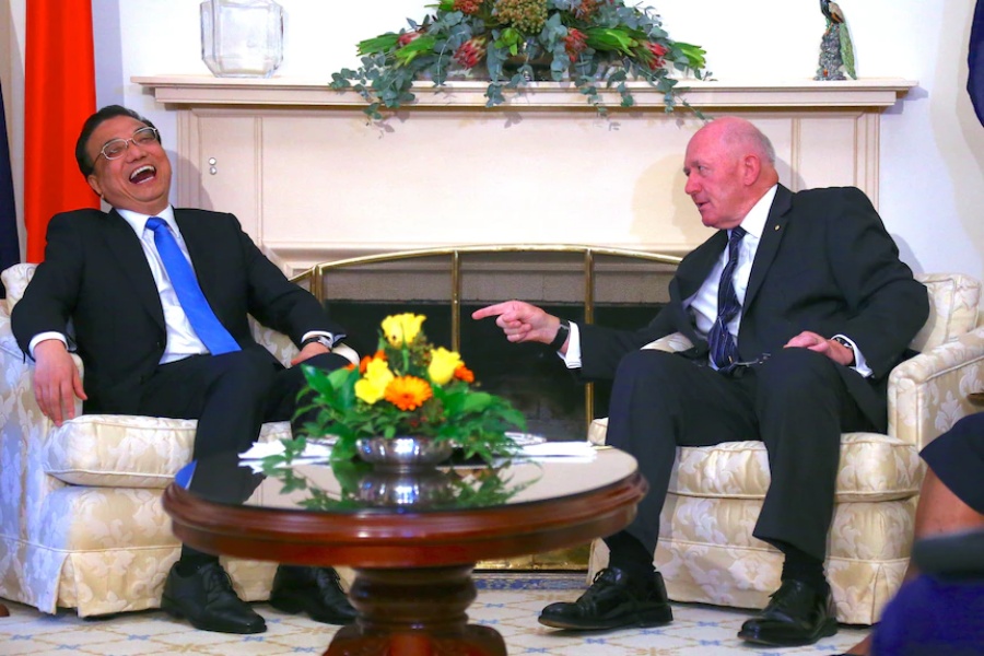 李克強2017年訪問澳洲時與澳洲前總督彼得·科斯格羅夫會面。路透社
