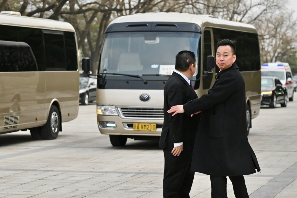 工作人員發現蘇長荣追車，即趕來拉著他，免生危險。