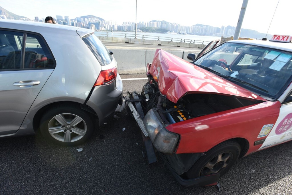 的士與私家車相撞後車頭損毀嚴重。 楊偉亨攝