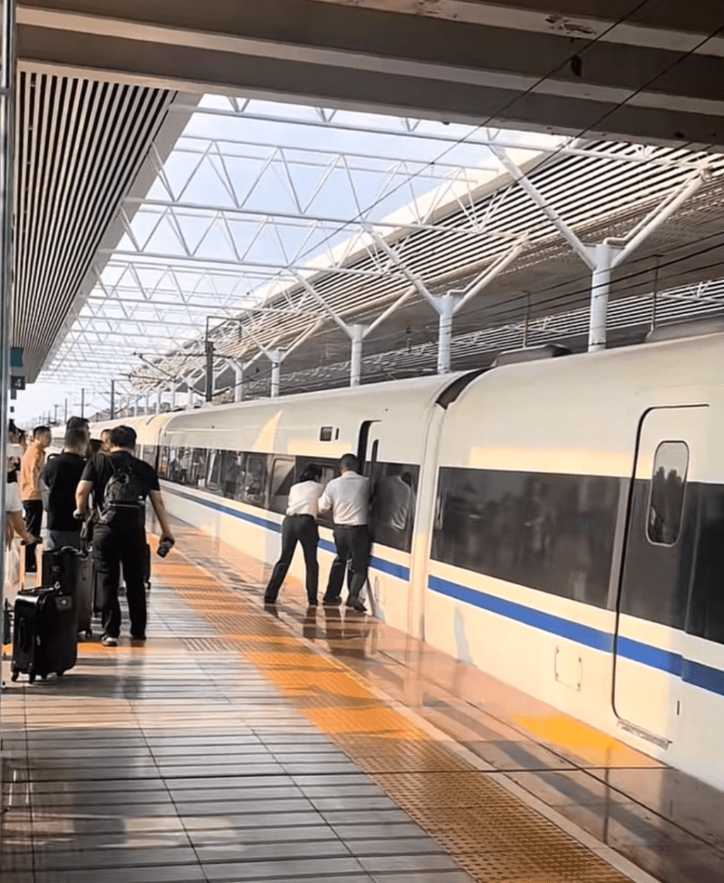 女乘客被高鐵車門夾著半身,幸車站職員及時救援。抖音@犇犇 女乘客被高鐵車門夾著半身,幸車站職員及時救援。抖音@犇犇