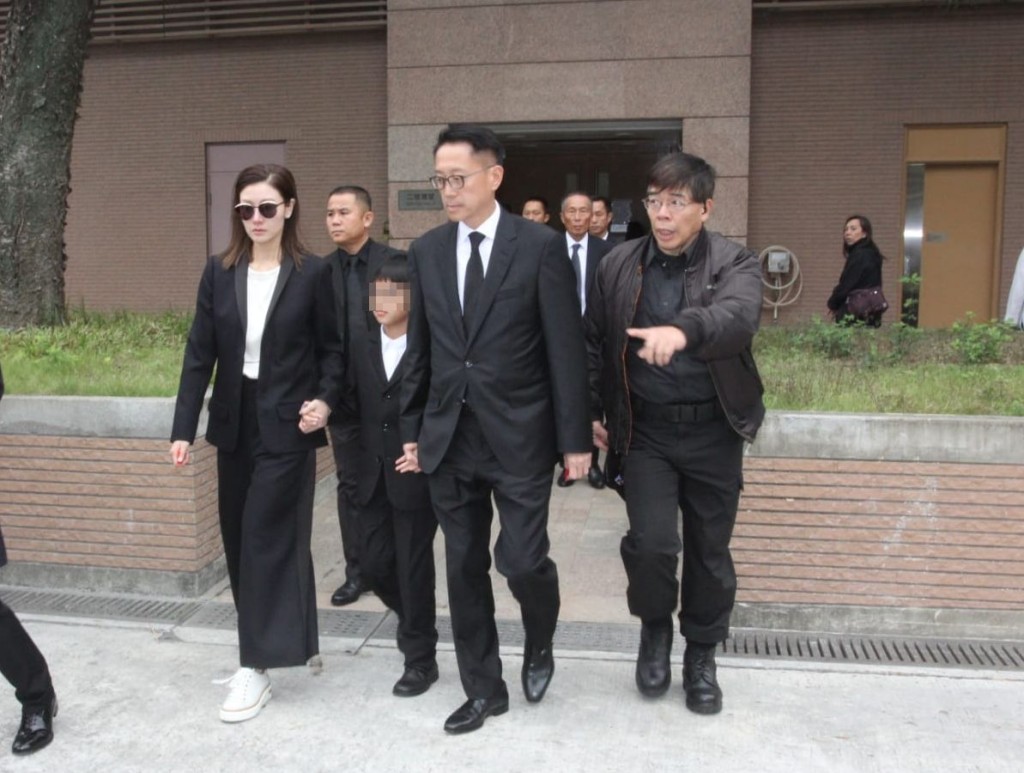 許晉亨(右二)、李嘉欣(左一)、Jayden(左二)。