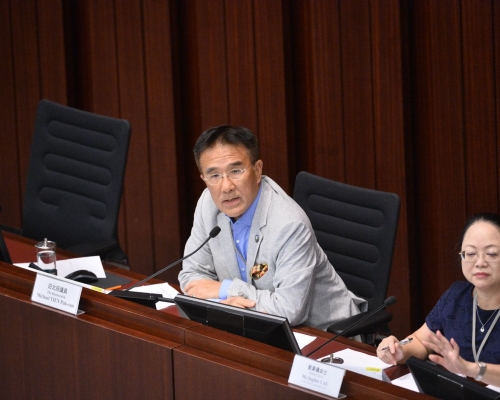 鐵路事宜小組委員會主席田北辰(左)。
