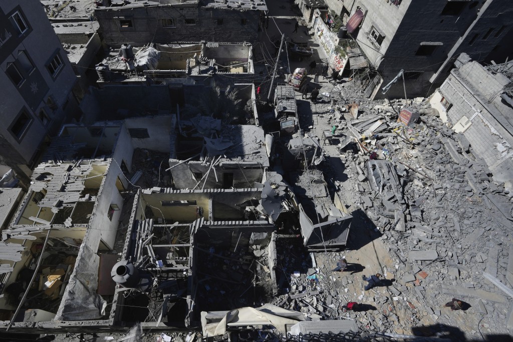 以军袭击加沙中部难民营，酿成重大损毁。美联社