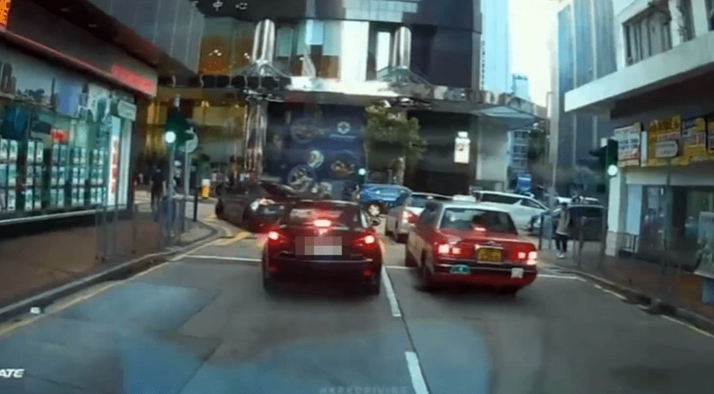 黑色私家車從上海街駛入柯士甸道。fb：車cam L（香港群組）