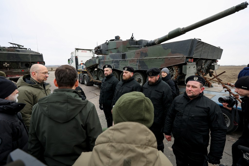 乌克兰总理什米加尔和波兰总理莫拉维茨基，在坦克旁与波兰士兵对谈。 路透社乌克兰总理什米加尔和波兰总理莫拉维茨基，在坦克旁与波兰士兵对谈。 路透社