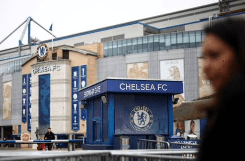 英國政府與俄羅斯商人、英超球會車路士前班主艾巴莫域治（Roman Abramovich）就出售球會所得資金的用途僵持不下。法新社