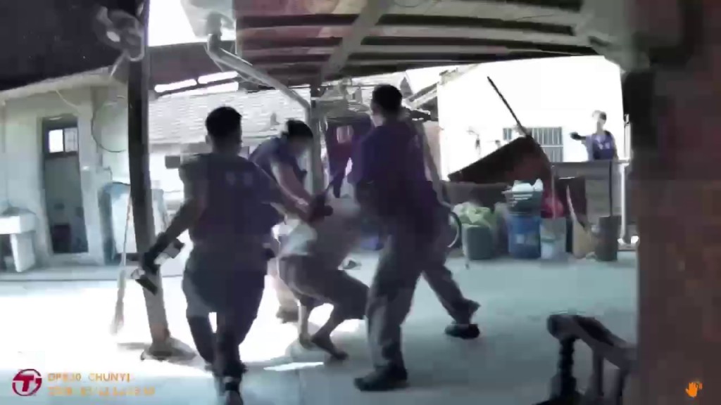 警方逮人画面。 中天新闻