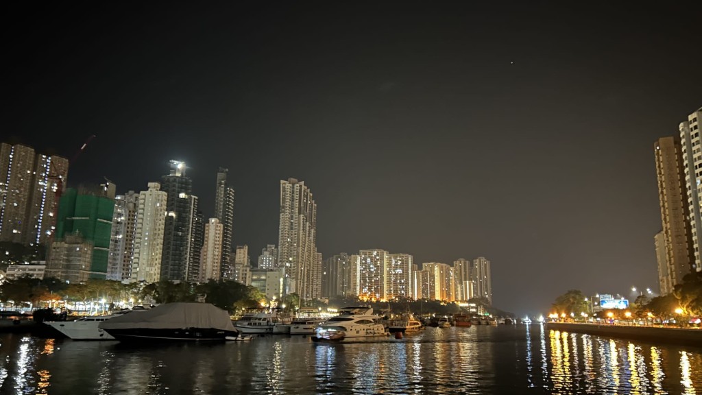 本港地區今日初時大致多雲,早上相當清涼。蔡楚輝攝 本港地區今日初時大致多雲,早上相當清涼。蔡楚輝攝