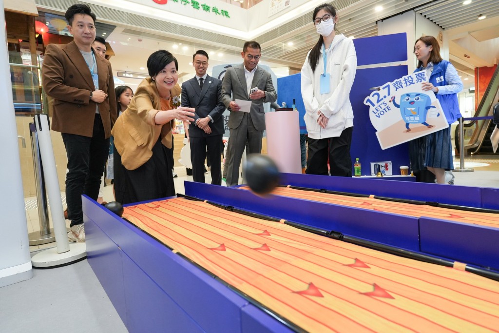 何永賢在攤位試玩遊戲。何永賢FB圖片