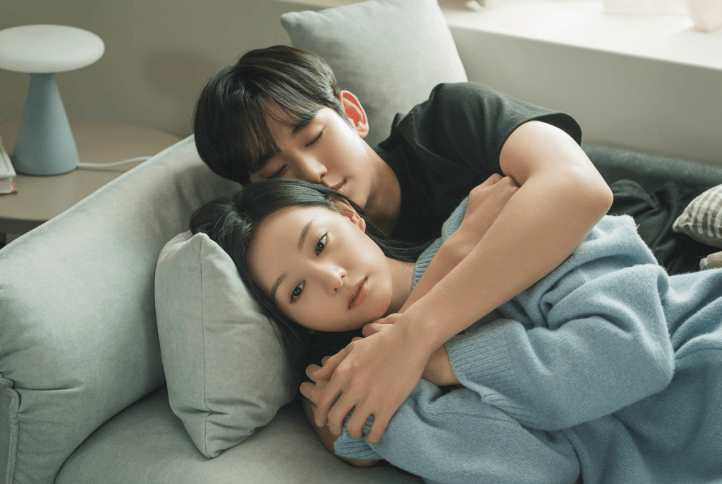 金智媛與金秀賢合作的韓劇《淚之女王》於2024年播出。