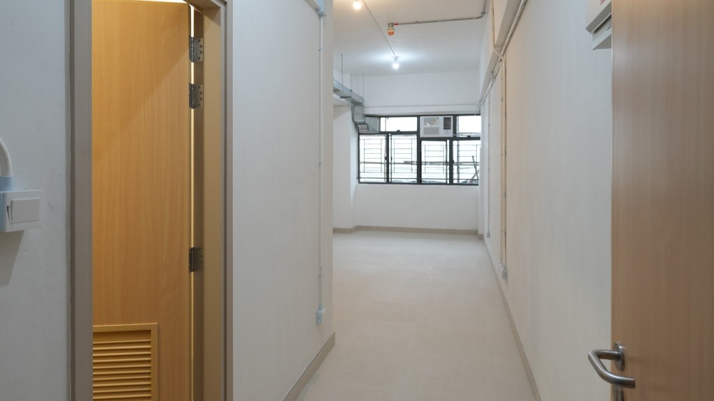 過渡性房屋作為支援社會所需的房屋項目，累計為逾2,800名宏福居民提供短中期安置的居所。何永賢FB