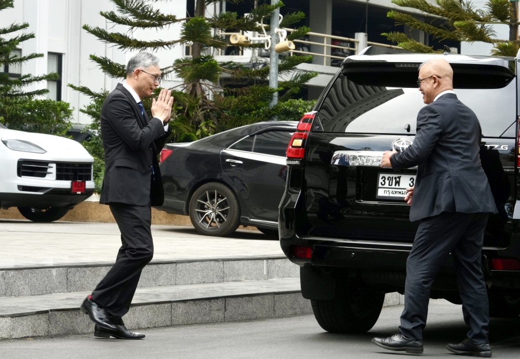 卓孝業帶隊拜訪泰國皇家警察總部後登上專車離開。劉駿軒攝