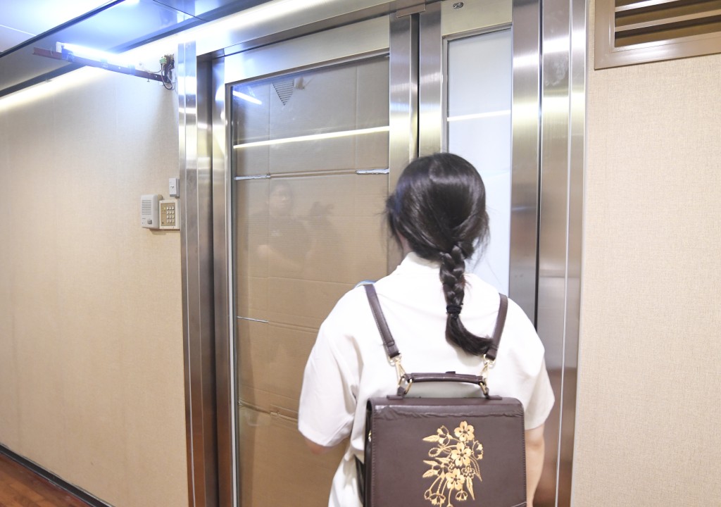 記者下午上門查詢，發現其登記地址位於尖沙咀漢口中心的公司大門已用紙皮封實。